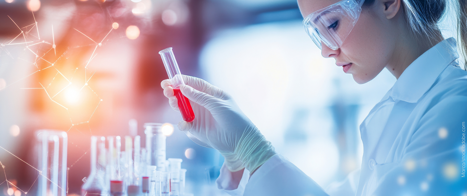 frau-untersucht-blut-im-Labor-Kamen