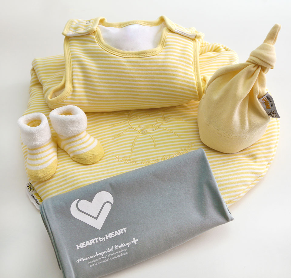 Schlafsack, Mütze, Babysöckchen und das Bonding-Top