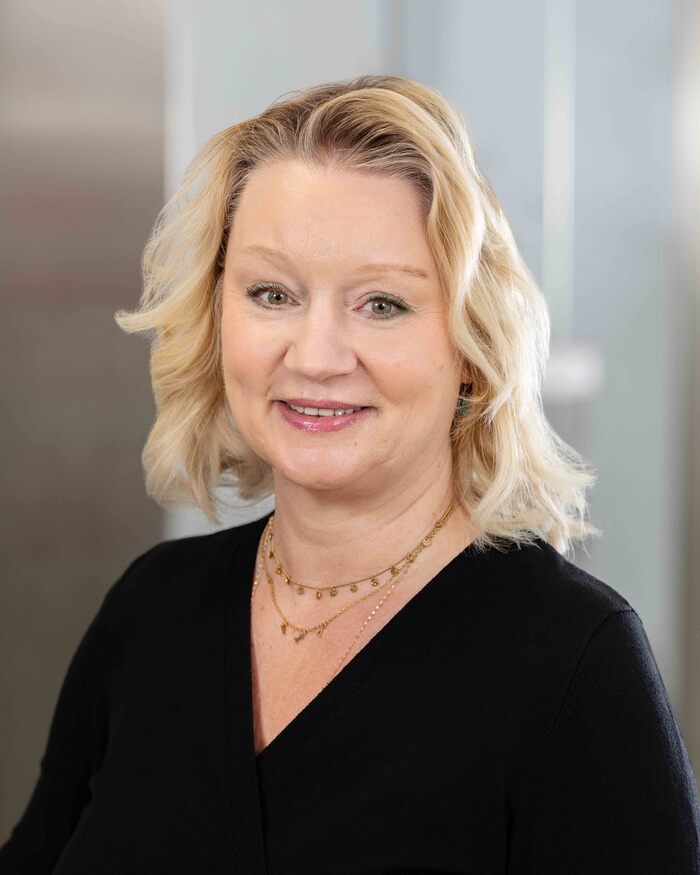 Das Portraitbild zeigt die Sekretärin des Neurozentrums Westfalen, Kirstin Palmer