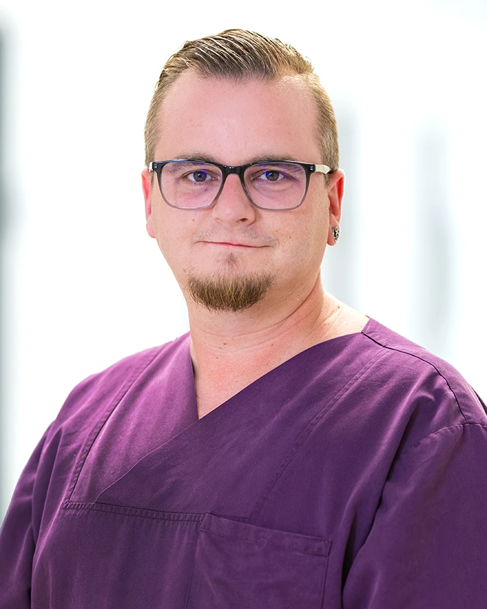 Das Portraitbild zeigt die stellvertretende Stationsleitung des Neurozentrums Westfalen, Marcel Lupp