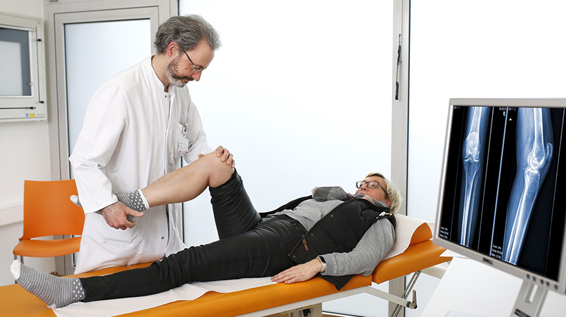 Orthopädische Behandlung bei einer Frau