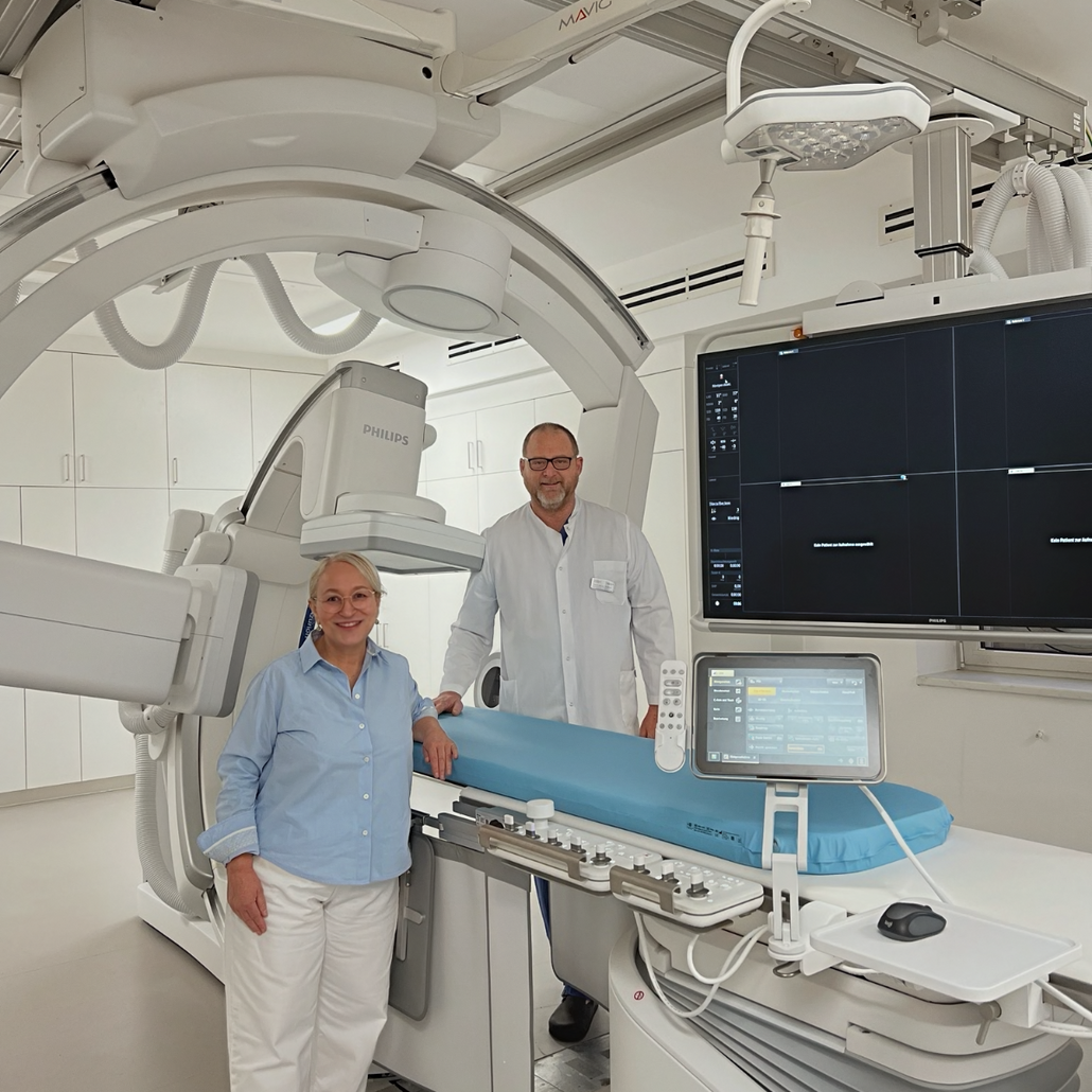 Radiologe-der-Knappschaft-Kliniken-ENDOklinik-schaut-sich-CT-Bilder-an