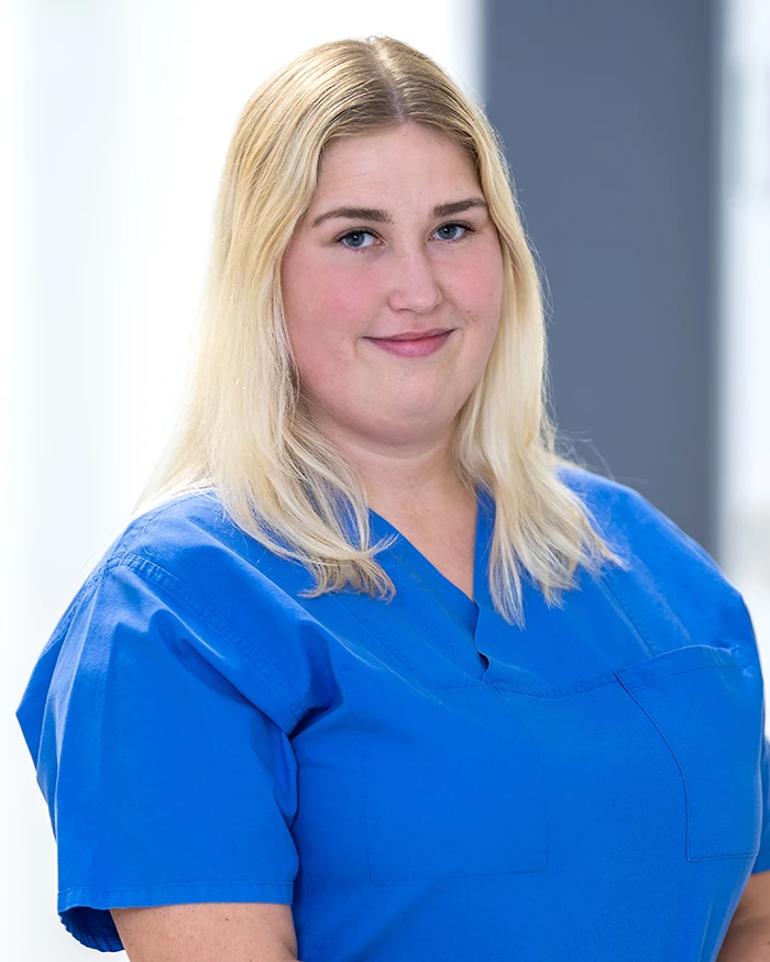 Das Portraitbild zeigt eine Mitarbeiterin des Sozialdiensts der Knappschaft Kliniken Westfalen, Sabrina Schmale