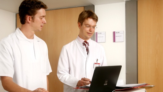 Prof. Dr. Griga und ein Mitarbeiter am Notebook