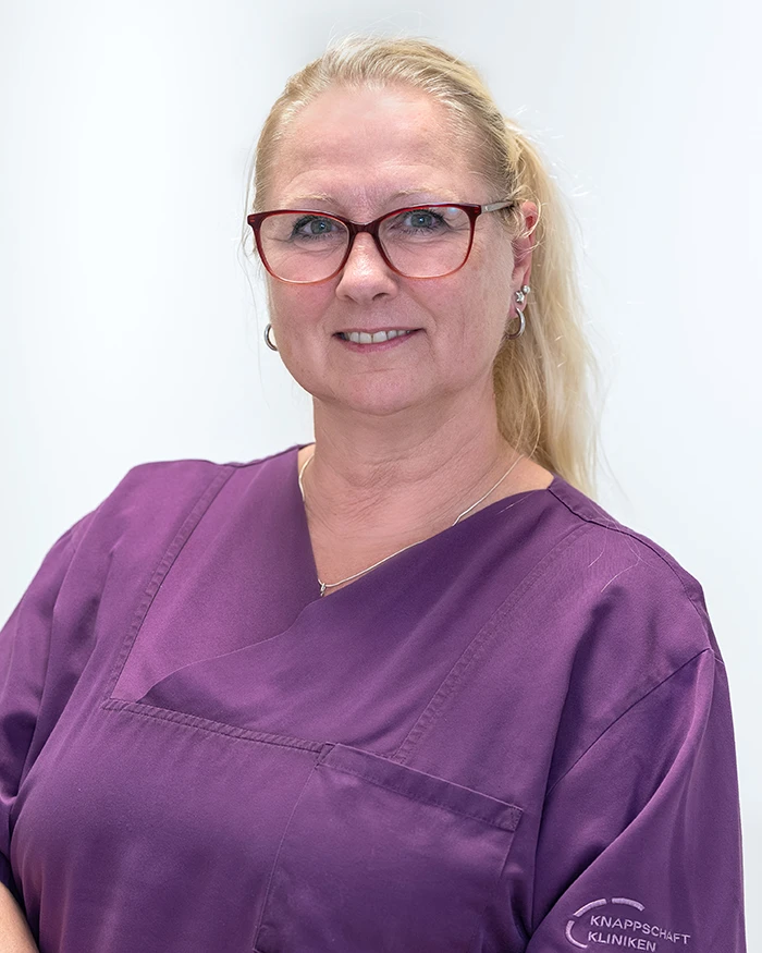 Das Portraitbild zeigt die Stationsleitung des Neurozentrums Westfalen, Karin Meininghaus