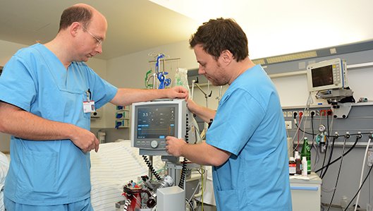 Prof. Dr. Björn Ellger und  Dr. Daniel Oswald am ECMO-Gerät