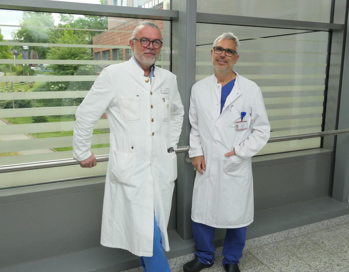 Arbeiten schon seit Jahren gut zusammen: v.l. Prof. Dr. Hans-Christian Kolberg (Ärztlicher Direktor und Chefarzt der Gynäkologie und Geburtshilfe am Marienhospital) und Dr. Mirko Müller (Chefarzt der Urologie an den Knappschaft Kliniken Bottrop) 