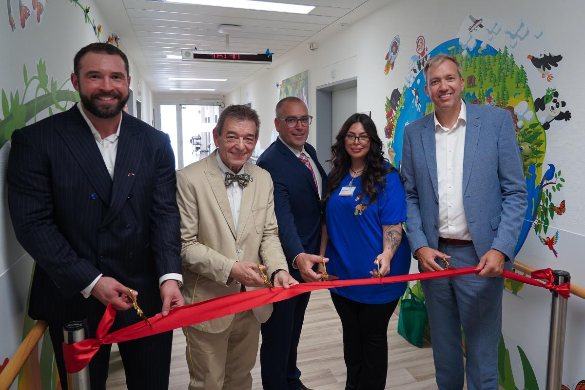 Jetzt ist die Kinderklinik Marl offiziell eröffnet – Andreas Schlüter, Erster Hauptgeschäftsführer (CEO) der Knappschaft Kliniken GmbH, Stationsleitung Janina Heisterkamp, Chefarzt Dr. Andreas Wemhöner, Bürgermeister Werner Arndt und Niklas Karwath, Geschäftsführer der Knappschaft Kliniken Vest GmbH durchschneiden das rote Band (v.re.).