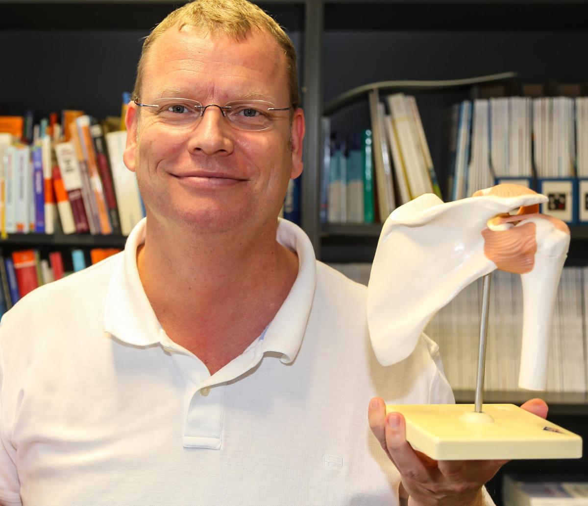 Dr. Rubenthaler mit Hüftgelenk-Modell