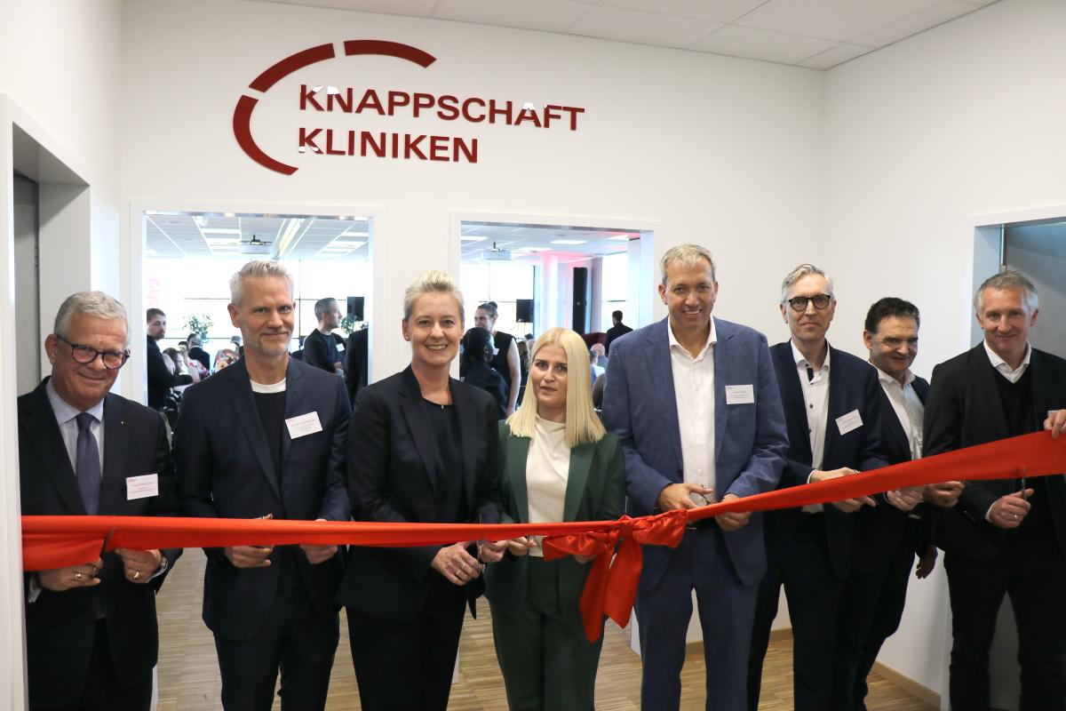 Eröffneten feierlich die Schule für Therapieberufe im medicos.AufSchalke (v.l.): Nicolaus Philipp Hüssen, Geschäftsführer medicos.AufSchalke, Dr. Patrick Ingelfinger, Mannschaftsarzt und Leiter der medizinischen Abteilung des FC Schalke 04, Andrea Henze, Oberbürgermeisterin der Stadt Gelsenkirchen, Christina Mundt, Gesamtschulleiterin der Schule für Therapieberufe der Knappschaft Kliniken Akademie GmbH, Andreas Schlüter, Erster Hauptgeschäftsführer (CEO) der Knappschaft Kliniken GmbH, Matthias Dieckerhoff, Geschäftsführer der Knappschaft Kliniken Akademie GmbH, Prof. Dr. Karl-Heinz Bauer, ehemaliger Ärztlicher Direktor der Knappschaft Kliniken Westfalen GmbH, Frank Baumann, Sportvorstand des FC Schalke 04. Eröffnung Schule für Therapieberufe