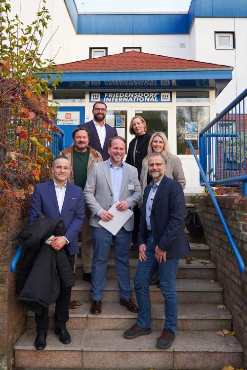 Gemeinsamer Termin zum Start der Kooperation: (v.l.) Chefarzt Prof. Dr. Mohammad Tezval, Jens Große-Weischede, Mitarbeiter im Friedensdorf, Niklas Karwath, Geschäftsführer Knappschaft Kliniken Vest, Harald Gerhäußer, Leitung Unternehmenskommunikation Knappschaft Kliniken Vest, Birgit Stifter, Leitung des Friedensdorfs, Krankenhausdirektorin Sarah Otte und Projektmanager Thomas Wallrad.