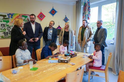 Birgit Stifter, Leitung Friedensdorf International, erklärt Niklas Karwath, Geschäftsführer Knappschaft Kliniken Vest, Projektmanager Thomas Wallrad, Krankenhausdirektorin Sarah Otte, Friedensdorf-Mitarbeiter Jens Große-Weischede und Kinderklinik-Chefarzt Dr. Andreas Wemhöner das Lernkonzept der Hilfsorganisation. 
