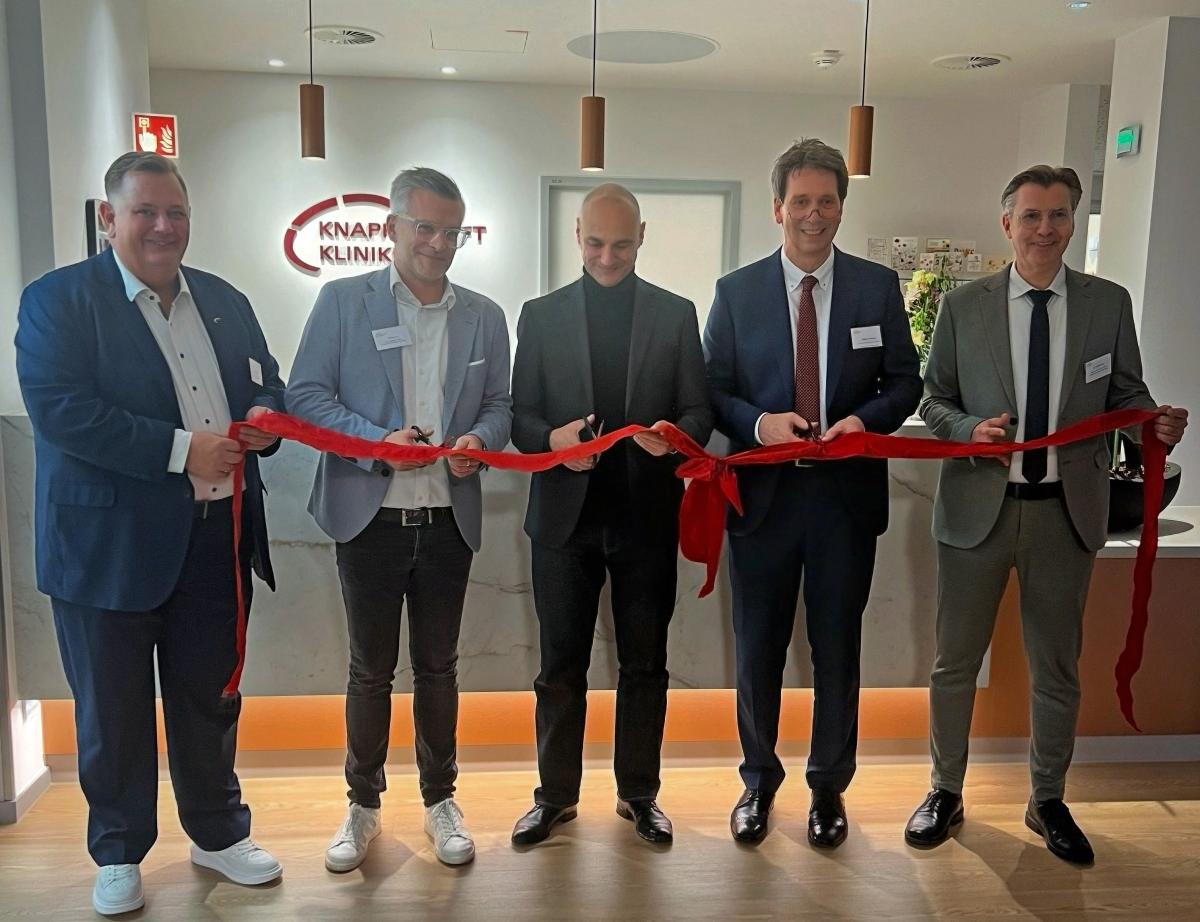 Dortmunds Oberbürgermeister Alexander Kalouti (Mitte), der Medizinische Direktor der Knappschaft Kliniken GmbH, Prof. Holger Holthusen (2.v.r.), der Hauptgeschäftsführer der Knappschaft Kliniken Westfalen GmbH, Stefan Aust (2.v.l.), Chefarzt Dr. Martin Haas (r.), und Krankenhausleiter Marc Pieczka (l.) eröffneten die neue Premium Station an den Knappschaft Kliniken Lütgendortmund. Eröffnung der Premiumstation Lütgendortmund
