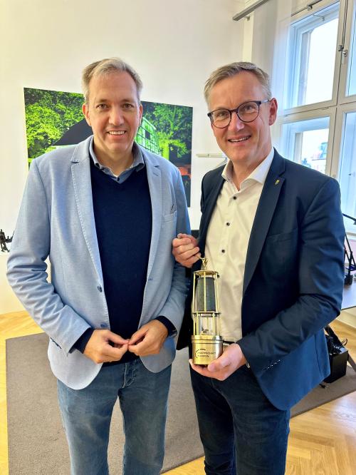 Eine Grubenlampe für den neuen Bürgermeister. 