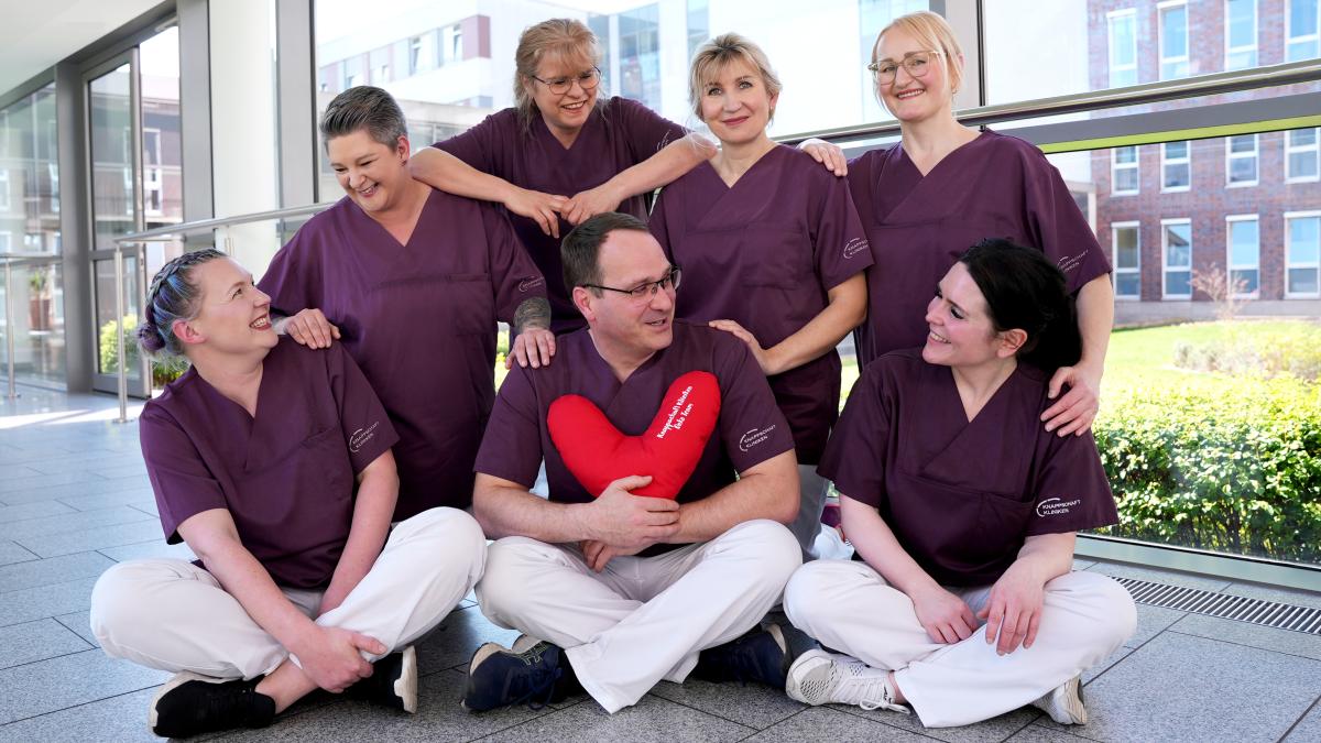 Das preisgekrönte Onko-Team der Knappschaft Kliniken: vorne v.l.n.r. Ricarda Bouillon, Standort Lünen, Dennis Greger, Standort Dortmund, Jenny Adio, Standort Gelsenkirchen-Buer, hinten v.l.n.r. Nadine Kallies, Standort Dortmund, Heike Bittger-Humme, Standort Marl, Anna Schmidt, Standort Dortmund, Halina Mielich, Standort Dortmund. Deutschlands bestes Onko-Team 2025