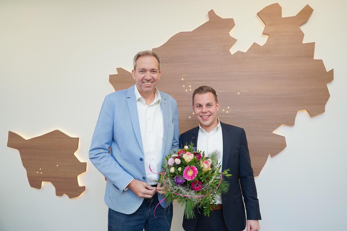 Andreas Schlüter, Erster Hauptgeschäftsführer (CEO) der Knappschaft Kliniken GmbH, gratuliert Matthias Wagner, Geschäftsführer der Knappschaft Kliniken Vest GmbH zu seiner neuen Aufgabe.