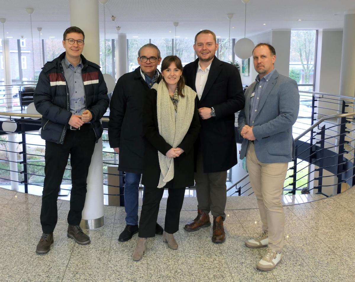 Hauptgeschäftsführer Stefan Grave (2.v.l.), Krankenhausleiterin Lea Pfeifer und der Technische Leiter Daniel Zeidler (r.) besichtigen mit Bundestagsabgeordneten Nicklas Kappe (2.v.r.) und seinem wissenschaftlichem Mitarbeiter Oliver Erfkämper (l.) verschiedene Bereiche der Knappschaft Kliniken Marienhospital Bottrop. Besuch Nicklas Kappe (MdB) - Bild 1