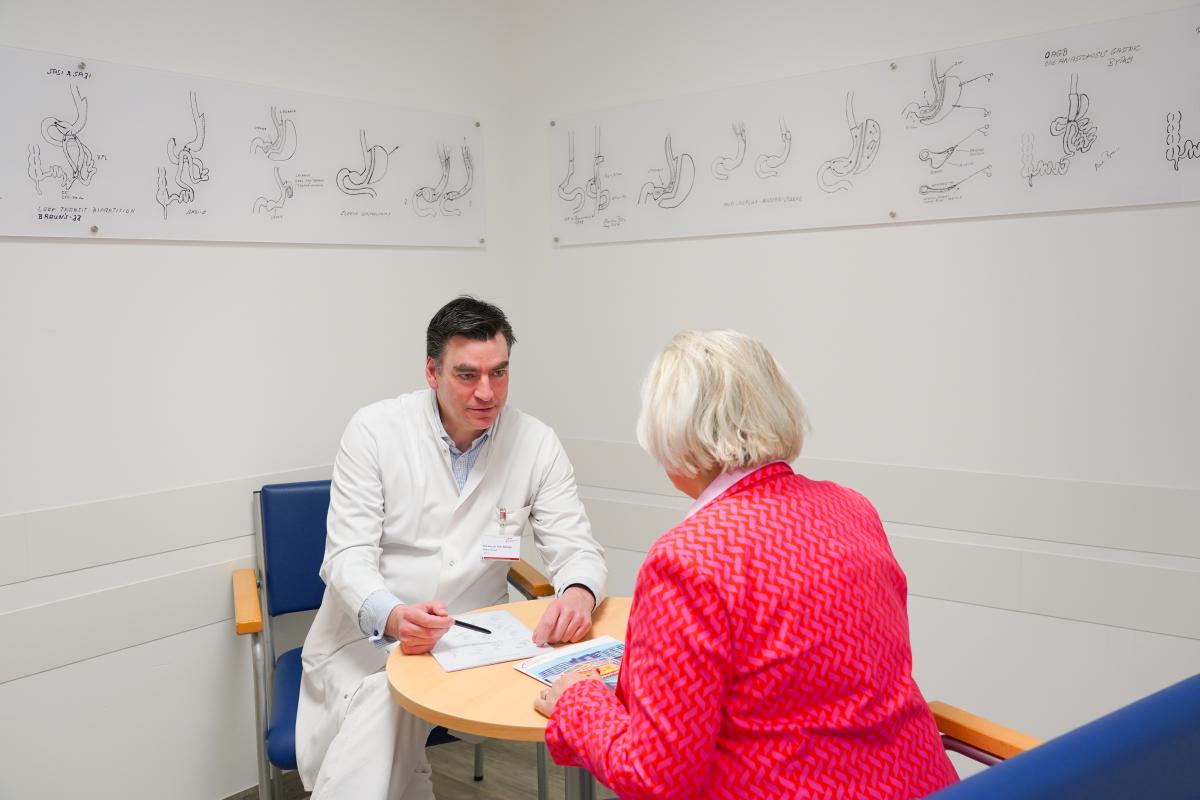 PD Dr. med. Thilo Sprenger mit Patientin