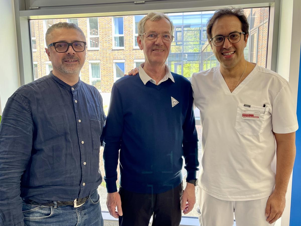 Dr. Ali Ekber Firat und Prof. Dr. Bassam Redwan mit ihrem Patienten Rainer Gäbeler