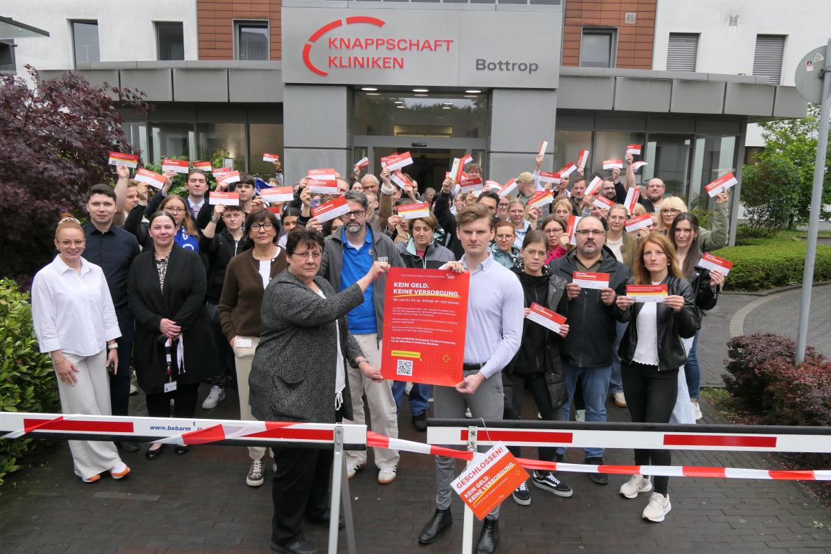 Mitarbeitende protestieren vor den Knappschaft Kliniken Bottrop gegen das GKV-Spargesetz Aktionstag gegen das GKV-Spargesetz KKB