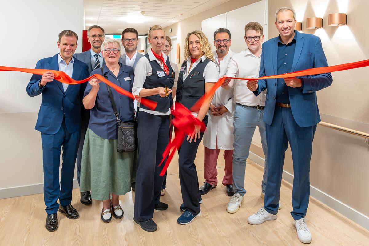 v.l.: Dr. Hans Christian Atzpodien (Geschäftsführer der Knappschaft Kliniken Universitätsklinikum Bochum GmbH und Hauptgeschäftsführer der Knappschaft Kliniken GmbH (CCO)), Prof. Dr. Michael Adamzik (Stellv. Ärztlicher Direktor der Knappschaft Kliniken Universitätsklinikum Bochum und Klinikdirektor der Klinik für Anästhesiologie, Intensivmedizin und Schmerztherapie), Beate Hanna (Aufsichtsrat der Knappschaft Kliniken Universitätsklinikum Bochum), Christian Fehr (Leitung Geschäftsbereich Pflege der Knappschaft Kliniken GmbH und Pflegedirektor der Knappschaft Kliniken Universitätsklinikum Bochum), Jennifer Ciupke (Serviceteam der Premiumstationen), Stephanie Jäger (Referentin der Vorstandssprecherin und des Vorstandes des UK RUB), Martina John (Serviceteam der Premiumstationen), Prof. Dr. med. Ali Canbay (Klinikdirektor der Medizinischen Klinik), Dr. Dirk Meyer (Bezirksbürgermeister Bochum-Ost), Andreas Schlüter (Erster Hauptgeschäftsführer (CEO) der Knappschaft Kliniken GmbH) 2026_Eröffnung der neuen Premiumstationen_Knappschaft Kliniken Universitätsklinikum Bochum