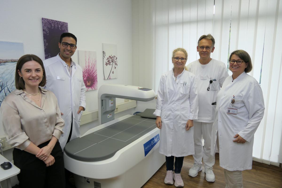 Profitieren zukünftig in ihrem Fachbereich von der DXA-Knochendichtemessung (v.r.): Prof. Dr. Ute Eisenberger (Chefärztin Nephrologie/Rheumatologie), Dr. Martin Glasneck (Chefarzt Geriatrie), Dr. Svenja Hennigs (Chefärztin Radiologie) und Dr. Ahmed Elmenshawy (Chefarzt der Orthopädie und Endoprothetik) zusammen mit Krankenhausleiterin Lea Hollmann Knochendichtemessung