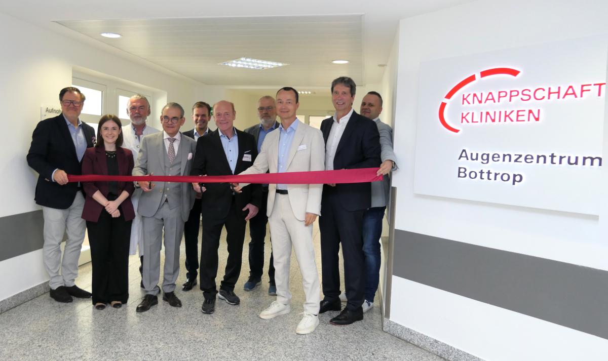 Symbolisches Durchtrennen des roten Bandes zur Eröffnung des neuen Augenzentrums:
v.l.n.r.: Uwe Möhring (Ziemer Ophthalmology GmbH), Lea Hollmann (Krankenhausleitung Knappschaft Kliniken Marienhospital Bottrop), Prof. Dr. Hans-Christian Kolberg (stellv. Ärztlicher Direktor Knappschaft Kliniken Bottrop GmbH), Stefan Grave (Hauptgeschäftsführer Knappschaft Kliniken Bottrop GmbH), Dr. Hans Christian Atzpodien (CCO Knappschaft Kliniken GmbH), Univ.-Prof. Dr. Burkhard Dick (Chefarzt Augenklinik Knappschaft Kliniken Universitätsklinikum Bochum), Ludwig Ladzinski (Aufsichtsrat Knappschaft Kliniken Bottrop GmbH), Dr. Florian Bauer (Departmentleiter Augenzentrum Bottrop), Prof. Dr. Holger Holthusen (Medizinischer Direktor Knappschaft Kliniken GmbH) und Daniel Grünewald (Carl Zeiss Meditec Vertriebsgesellschaft mbH).
Eröffnung Knappschaft Kliniken Augenzentrum Bottrop