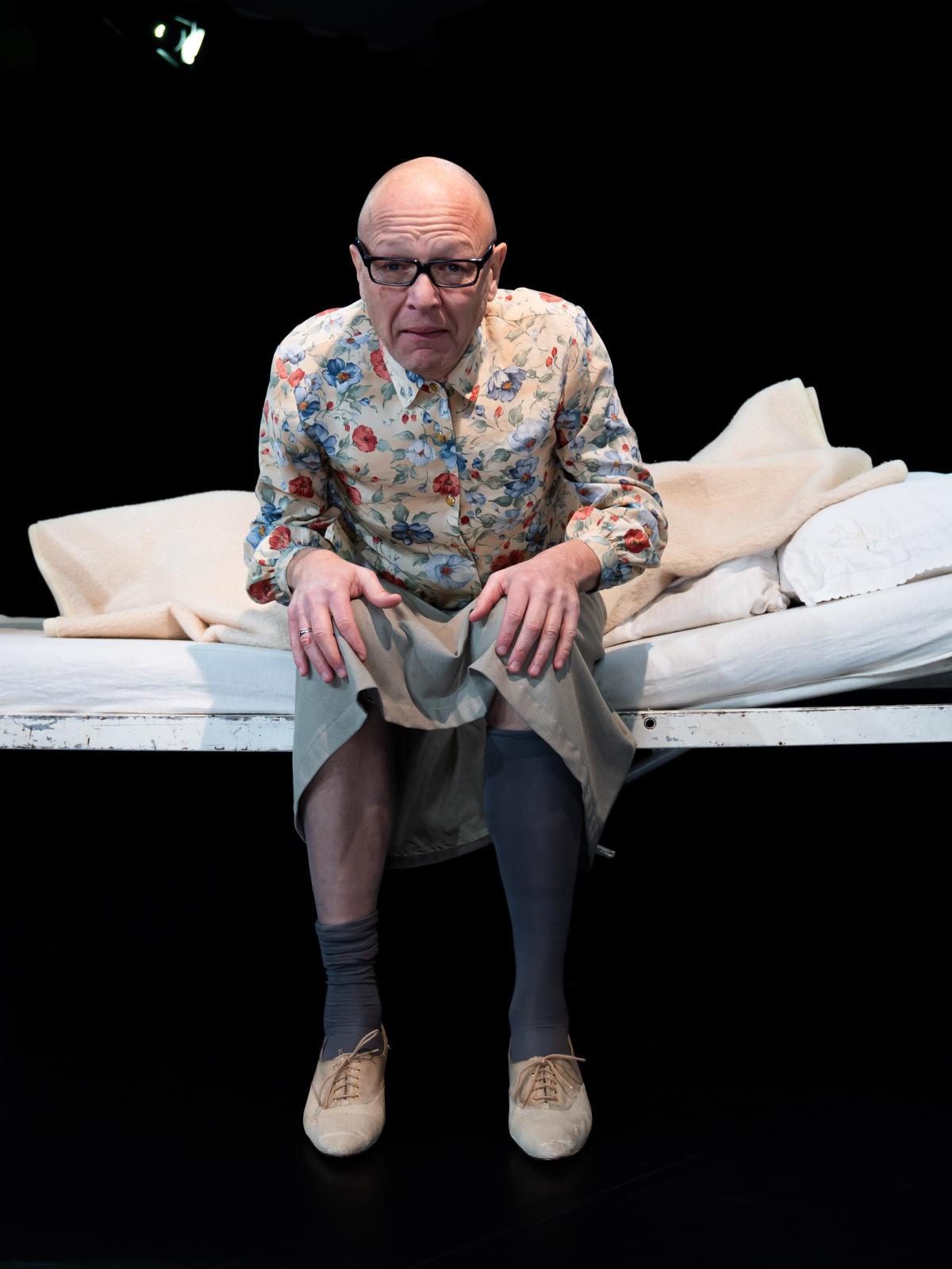 Der Schauspieler Achim Conrad (D.a.S Theater) verkörpert allein beide Rollen, die der Mutter und die des Sohnes. Theaterstück "Du bist meine Mutter"