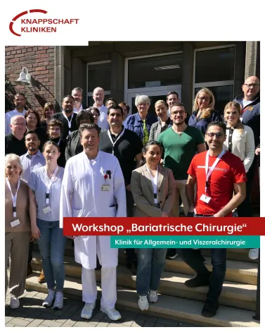 7. Bottroper Hands-On Workshop Bariatrie

Der laparoskopische Schlauchmagen und der Bypass sind die weltweit am häufigsten durchgeführten Standardoperationen in der Adipositas- / Metabolischen Chirurgie.

In einem innovativen und speziell auf junge bariatrische Chirurgen ausgerichteten Kursformat vermittelten unsere Adipositas-Experten neben einem „Update“ zur Adipositaschirurgie auch Tipps und Tricks zum Komplikationsmanagement im Seminar. Außerdem wurde eine Bypass-Operation mit dem daVinci-Roboter gezeigt. Im Anschluss erhielt jeder Teilnehmer die Möglichkeit, an Schweinemodellen im POP-Trainer in 4K-Laparoskopie-Technik beide OP-Verfahren selber zu operieren.

„Neben zahlreichen Teilnehmern aus nah und fern, hatten wir in diesem Jahr auch Besuch aus UK, Schweden, Italien, Spanien und Kolumbien. Die Kollegen waren angereist, um das erfolgreiche Kursformat für junge Adipositaschirurgen auch im Ausland zu etablieren“, berichtet Dr. Jörg Celesnik, Chefarzt der Chirurgie und wissenschaftlicher Leiter der Fortbildungsveranstaltung. „Wir freuen uns, dass dieser Workshop so gut bei den Kolleginnen und Kollegen ankommt und werden den Kurs sicherlich auch im nächsten Jahr wieder anbieten“, kommentiert Dr. Philip Pal, Leitender Oberarzt der Chirurgie.