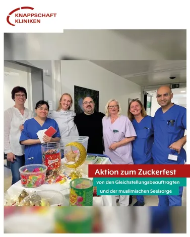 Mit dem Zuckerfest endet traditionell der Fastenmonat Ramadan – Unsere Gleichstellungsbeauftragten Stefanie Knipping und Anna Misiek nahmen dies zum Anlass, die Beschäftigten im Haus zusammen mit unserem muslimischen Seelsorger Ali Azazoglu zu überraschen. 
Gemeinsam verteilten sie süße Leckereien 🍭🍬 und informierten dabei außerdem zum Ramadan und Zuckerfest. Ali Azazoglu sieht sich selbst als Vermittler zwischen Kulturen, Religionen und Berufsgruppen. Mit der Aktion sollte verdeutlicht werden, dass unser Haus für Vielfalt und Religionsoffenheit steht. 
Eine gelungene Aktion, die sowohl bei unseren muslimischen als auch nicht-muslimischen Mitarbeitenden sehr gut ankam.