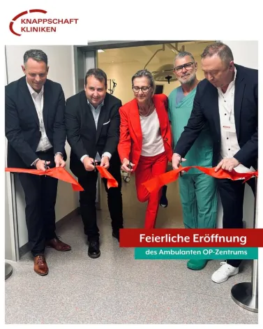 Heute wurde unser Ambulantes OP-Zentrum (AOZ) in Püttlingen in Anwesenheit von  Gesundheitsminister, Dr. Magnus Jung, feierlich eröffnet.
Im neuen AOZ werden verschiedene orthopädische Eingriffe (wie etwa Metallentfernungen, Operationen an der Achillessehne, am Sprunggelenk oder Punktionen) sowie gefäßchirurgische Eingriffe wie z.B. Port-Implantationen oder Anlagen von Demers Kathetern und verschiedene chirurgische Eingriffe (Hernienoperationen, Gallen-Operationen oder proktologische Operationen) durchgeführt.
Mit dem ambulanten OP-Zentrum führen wir unseren Innovationsweg weiter fort: Nach der Gründung der Medizinischen Versorgungszentren und dem Ausbau der Ambulanzen und dem neuen geplanten Präventionszentrum, war das die nächste logische Konsequenz.