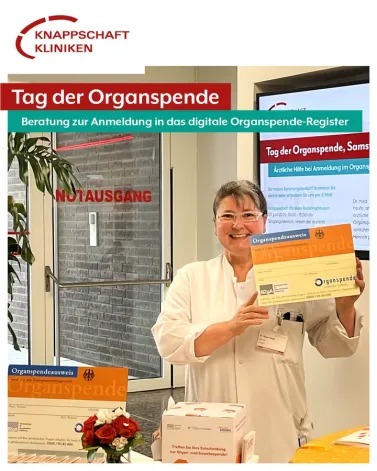 Anlässlich des Tags der Organspende am 7. Juni veranstalteten unsere Transplantationsbeauftragten Dr. med. Raute Riege und Herr Torben Henrich zwei Informationsstände und boten ärztliche Hilfe bei der Beratung und Anmeldung im Organspende-Register an.

An unserem Standort in den Knappschaft Kliniken Recklinghausen führte Frau Dr. med. Raute Riege wertvolle Gespräche mit Mitarbeiter/innen, Patient/innen und Besucher/innen und erklärte die Vorgehensweise einer Anmeldung ins digitale Organspende-Register.

Herr Torben Henrichs informierte an unserem Standort in den Knappschaft Kliniken Paracelsus Marl über eine Beteiligung zur Organspende.

Zum aktuellen Zeitpunkt warten etwa 8.496 Menschen in Deutschland auf ein dringend benötigtes Spenderorgan – die meisten von ihnen warten auf eine Spenderniere. Seit dem 18. März 2025 kann die Bereitwilligkeit zur Organspende auch ins digitale Organspende-Register übertragen werden. Ein großer Vorteil ist, dass der Organspende-Ausweis so nicht immer mitgeführt werden muss und nicht verloren gehen kann.

In den Knappschaft Kliniken Vest besteht bereits seit vielen Jahren die Möglichkeit, Organe und Gewebe zu entnehmen. Voraussetzung dafür sind die Zustimmung der verstorbenen Person zu deren Lebzeiten sowie das Vorliegen eines irreversiblen Hirnfunktionsausfalls (früher: Hirntod). So wurden in 2024 zwei sogenannte Mehrorganentnahmen durchgeführt (mind. 3 Organe), 94 Augenhornhäute sowie zwei Herzklappen entnommen. Das erfreuliche Resultat waren letztendlich 47 realisierte Organ- und Gewebespenden. Unter der Bedingung, dass die Organspende-Empfänger Medikamente gegen die Abstoßung der transplantierten Organe einnehmen, können viele von ihnen nach der Transplantation wieder ein weitgehend normales Leben führen.

<a href='https://www.facebook.com/watch/hashtag/knappschaftklinikenrecklinghausen' target='_blank'>#knappschaftklinikenrecklinghausen</a>
<a href='https://www.facebook.com/watch/hashtag/knappschaftklinikenparacelsusmarl' target='_blank'>#knappschaftklinikenparacelsusmarl</a>
<a href='https://www.facebook.com/watch/hashtag/knappschaftklinikenvest' target='_blank'>#knappschaftklinikenvest</a>
<a href='https://www.facebook.com/watch/hashtag/organspende' target='_blank'>#organspende</a>
<a href='https://www.facebook.com/watch/hashtag/organ' target='_blank'>#organ</a>
<a href='https://www.facebook.com/watch/hashtag/tagderorganspende' target='_blank'>#tagderorganspende</a>