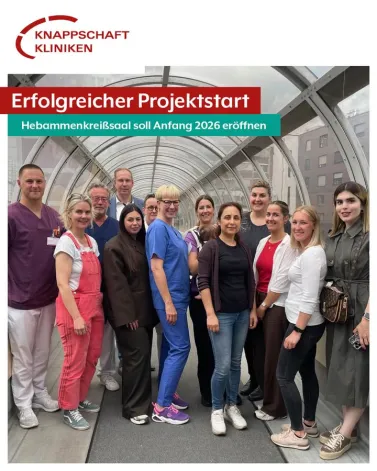 Am 2. Juni fiel der offizielle Startschuss für das Projekt „Hebammenkreißsaal“ in den Knappschaft Kliniken Paracelsus Marl. Im Rahmen einer multiprofessionell besetzten Auftaktveranstaltung wurde das zukunftsweisende Versorgungskonzept vorgestellt und der Grundstein für eine neue Form der geburtshilflichen Betreuung gelegt.

Ziel des Projekts ist die Etablierung eines Hebammenkreißsaals als Ergänzung zum bestehenden interprofessionellen Versorgungskonzept. Schwangere mit einem unkomplizierten Schwangerschaftsverlauf erhalten hier die Möglichkeit, ihr Kind in einer selbstbestimmten, interventionsarmen Umgebung zur Welt zu bringen – betreut ausschließlich durch erfahrene Hebammen. Das Angebot orientiert sich an den Prinzipien der Hausgeburt, jedoch mit der Sicherheit und Infrastruktur einer Klinik im Hintergrund.

Die Hebammen begleiten die werdenden Mütter kontinuierlich – vor, während und nach der Geburt – und gewährleisten eine persönliche und ganzheitliche Betreuung. Bei Bedarf ist jederzeit eine nahtlose Überleitung in den interprofessionellen Kreißsaal möglich.

Im Rahmen des Kick-offs wurden das Versorgungskonzept, die Projektstruktur, zentrale Arbeitspakete sowie der zeitliche Fahrplan vorgestellt. Besonders betont wurde die Bedeutung der Zusammenarbeit aller beteiligten Berufsgruppen. Das Projekt stellt einen strategischen Meilenstein für die Weiterentwicklung der Geburtshilfe an unserem Standort dar und ist Ausdruck unseres Engagements für eine moderne, frauenzentrierte Versorgung.

Wir blicken mit großer Zuversicht auf die nächsten Schritte und bedanken uns herzlich bei allen Mitwirkenden für ihr Engagement und ihre Unterstützung zum erfolgreichen Projektstart. Der Hebammenkreißsaal soll Anfang 2026 eröffnet werden.

<a href='https://www.facebook.com/watch/hashtag/knappschaftklinikenvest' target='_blank'>#knappschaftklinikenvest</a>
<a href='https://www.facebook.com/watch/hashtag/knappschaftklinikenparacelsusmarl' target='_blank'>#knappschaftklinikenparacelsusmarl</a>
<a href='https://www.facebook.com/watch/hashtag/hebammen' target='_blank'>#hebammen</a>
<a href='https://www.facebook.com/watch/hashtag/kreißsaal' target='_blank'>#kreißsaal</a>
<a href='https://www.facebook.com/watch/hashtag/geburtshilfe' target='_blank'>#geburtshilfe</a>