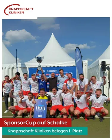 🏆 Turniersieger beim SponsorCup 2025! 🏆

Was für ein Tag! Bei bestem Wetter und großartiger Stimmung sicherte sich unser Team der Knappschaft Kliniken am Mittwoch, den 18. Juni 2025 den 1. Platz beim SponsorCup auf Schalke! ⚽💙

Aus allen unseren Krankenhausgesellschaften haben sich fußballbegeisterte Mitarbeitende beworben – und das Ergebnis: ein starkes Team mit großem Einsatz, Fairness und echtem Teamspirit. 💪👏

Im Finale setzten wir uns gegen die Traditionself des FC Schalke 04 durch – ein Spiel, das wir so schnell nicht vergessen werden! Insgesamt behauptete sich unsere Mannschaft gegen 30 weitere Mannschaften.

Ein rundum gelungener Tag, der einmal mehr beweist: Mit Teamgeist und voller Leidenschaft sind auch sportliche Erfolge zum Greifen nah – wie unsere Mannschaft der Knappschaft Kliniken eindrucksvoll unter Beweis stellte.

Als medizinischer Premium-Partner des FC Schalke 04 ist es uns auch in diesem Jahr wieder eine große Freude gewesen, an diesem tollen Tag mit dabei sein zu können. Ein riesiges Dankeschön an alle Mitspielenden, Unterstützer und Organisatoren.
Ihr wart spitze! 🙌

<a href='https://www.facebook.com/watch/hashtag/KnappschaftKliniken' target='_blank'>#KnappschaftKliniken</a>  <a href='https://www.facebook.com/watch/hashtag/Teamspirit' target='_blank'>#Teamspirit</a> <a href='https://www.facebook.com/watch/hashtag/Schalke04' target='_blank'>#Schalke04</a> <a href='https://www.facebook.com/watch/hashtag/Fußballliebe' target='_blank'>#Fußballliebe</a> <a href='https://www.facebook.com/watch/hashtag/WirSindDabei' target='_blank'>#WirSindDabei</a> <a href='https://www.facebook.com/watch/hashtag/kkliniken' target='_blank'>#kkliniken</a>