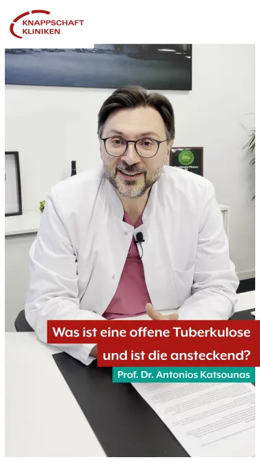 🔬🧬 Untersuchungsmethoden wie beim CSI – Prof. Dr.  Antonios Katsounas, Leiter der Sektion Klinische Infektiologie und Internistische Intensivmedizin unserer Medizinischen Klinik erklärt: Was ist eine offene Tuberkulose? Wie wird sie diagnostiziert? Und: Darf ein Patient mit Tuberkulose eigentlich einfach so auf dem Krankenhausflur herumlaufen? ⁉️💬
<a href='https://www.instagram.com/explore/tags/KnappschaftKliniken/' target='_blank'>#KnappschaftKliniken</a> <a href='https://www.instagram.com/explore/tags/Universitätsklinikum/' target='_blank'>#Universitätsklinikum</a> <a href='https://www.instagram.com/explore/tags/Bochum/' target='_blank'>#Bochum</a> <a href='https://www.instagram.com/explore/tags//' target='_blank'>#</a> Infektiologie <a href='https://www.instagram.com/explore/tags/Tuberkulose/' target='_blank'>#Tuberkulose</a>