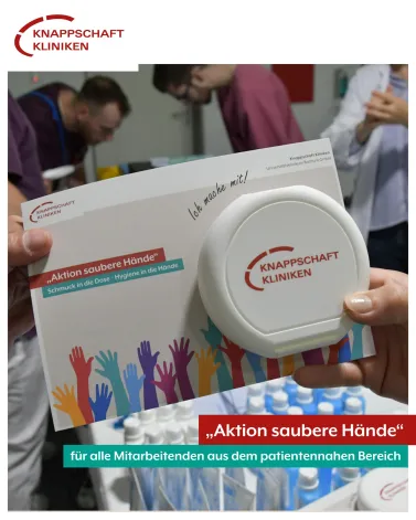 Heute gab es in unserem Haus die "Aktion saubere Hände" 🙌🧼

Alle Mitarbeitenden aus dem patientennahen Bereich konnten mit der Black Box ihre Händedesinfektion überprüfen und sich zur richtigen Handpflege beraten lassen 👩‍⚕️👨‍⚕️

Neben den üblichen Artikeln zur Händehygiene gab es in diesem Jahr für alle Mitarbeitenden, die vorbeikamen, auch eine kleine Knappschaft-Kliniken-Schmuckdose - damit Ringe, Armbanduhr und Co. während der Schicht gut aufbewahrt sind! 💍

In unserem "Room of Horror" gab es heute außerdem die besondere Hygiene-Edition. Hier konnten Mitarbeitende in praxisnaher Umgebung Hygiene-Missständen auf die Schliche kommen 🔎

<a href='https://www.instagram.com/explore/tags/KnappschaftKliniken/' target='_blank'>#KnappschaftKliniken</a> <a href='https://www.instagram.com/explore/tags/Universitätsklinikum/' target='_blank'>#Universitätsklinikum</a> <a href='https://www.instagram.com/explore/tags/Bochum/' target='_blank'>#Bochum</a> <a href='https://www.instagram.com/explore/tags/Händehygiene/' target='_blank'>#Händehygiene</a> <a href='https://www.instagram.com/explore/tags/AktionSaubereHände/' target='_blank'>#AktionSaubereHände</a>