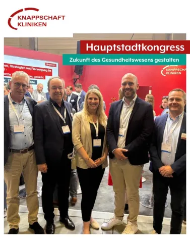 Die Knappschaft Kliniken sind vor Ort beim <a href='https://www.facebook.com/watch/hashtag/HSK25' target='_blank'>#HSK25</a>. Mit fast 5.000 Teilnehmerinnen und Teilnehmern aus allen Branchen des Gesundheitswesens ist der Hauptstadtkongress Berlin der zentrale Treffpunkt für Entscheiderinnen und Entscheider aus Gesundheitspolitik, Gesundheitswirtschaft, Medizin, Pflege, Wissenschaft, Forschung sowie Kostenträger und Versicherungen.

Auch die Betriebsleitung der <a href='https://www.facebook.com/watch/hashtag/KnappschaftKlinikenVest' target='_blank'>#KnappschaftKlinikenVest</a> ist dabei, um sich mit den wichtigsten Akteuren auszutauschen, Innovationen voranzutreiben und gemeinsam die Zukunft des Gesundheitswesens zu gestalten.

(v.l.:) Der Ärztliche Direktor Prof. Dr. Hans-Georg Bone, der Stellvertretende Ärztliche Direktor Dr. Jens Geiseler, Krankenhausdirektorin Sarah Otte, Hauptgeschäftsführer Jonas Wintz und Pflegedirektor Mario Löblein auf dem Hauptstadtkongress 2025.
