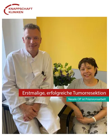Unsere Klinik für Neurochirurgie hat eine weitere Premiere zu verzeichnen.  Chefarzt Sascha Zink entfernte bei Nevin Celep einen gutartigen Tumor an der Hirnanhangdrüse, und zwar durch die Nase. Dieses sehr schonende OP-Verfahren hat den Vorteil, dass die Patienten sehr schnell fast schmerzfrei und auch schnell wieder auf den Beinen sind.  Es war die erste Resektion eines Schädelbasistumors im Bereich der Hypophyse (wichtigste Hormondrüse des Gehirns) durch die Nase. 
„Diese Art Eingriff ist Operieren auf höchstem Niveau und wird nur in wenigen Kliniken durchgeführt", so der Chefarzt stolz. Kurz nach der OP konnte die Patientin schon wieder lächeln und ihrem Gesicht ist nichts von der OP anzusehen. „Ich hatte wirklich große Angst. Aber die Zuversicht und die besondere Empathie von Herrn Zink haben mich beruhigt und ich bin sehr erleichtert darüber, dass der Eingriff so reibungslos verlaufen ist", so die Patientin erleichtert. 
Wir gratulieren Herrn Zink herzlich zu diesem Meilenstein und wünschen Frau Celep alles Gute! 👏👏👏
<a href='https://www.instagram.com/explore/tags/kkbottrop/' target='_blank'>#kkbottrop</a> <a href='https://www.instagram.com/explore/tags/knappschaftkliniken/' target='_blank'>#knappschaftkliniken</a> <a href='https://www.instagram.com/explore/tags/neurochirurgie/' target='_blank'>#neurochirurgie</a>