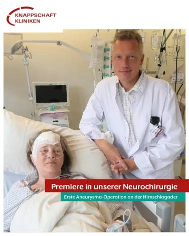 Die Patientin ist schon kurz nach der OP wieder wohlauf und freut sich, dass die „stumme Gefahr“ in ihrem Kopf nun gebannt ist, denn ein Aneurysma verursacht keine Beschwerden, kann im schlimmsten Fall jedoch tödlich sein, wenn es wegen der dünnen Gefäßwand platzt.

„Die Aneurysma-OP bei Frau Ax ist eine Premiere hier an den Knappschaft Kliniken Bottrop“, berichtet Chefarzt Sascha Zink. „Diese Form des neurochirurgischen Eingriffs ist äußerst komplex und erfordert höchste Präzision. Bei der Patientin hatte das Aneurysma der vorderen Hirnschlagader bereits eine Größe von fünf Millimetern erreicht. Allerhöchste Zeit also, dass es entfernt wurde. Wir freuen uns, dass die Operation so komplikationslos verlaufen ist.“

Dass das Aneurysma bei der 61-Jährigen entdeckt wurde kann man beinahe als Glück im Unglück bezeichnen. Vor drei Jahren wurde die Bottroperin Opfer eines Raubüberfalls und erlitt dabei eine Kopfverletzung. Bei den damals durchgeführten bildgebenden Untersuchungen entdeckten die Ärzte die Gefäßanomalie an der Hirnschlagader, die das Blut zum Kopf und insbesondere zum Gehirn leitet. Das Aneurysma, war keine Folge der Kopfverletzung, sondern vermutlich schon einige Jahre ein stummer Begleiter von Frau Ax. 

Da das Aneurysma sich über die Zeit veränderte und größer wurde, begab sie sich in unserer neuen Klinik für Neurochirurgie in Behandlung und wurde erfolgreich operiert. „Ich bin froh, dass ich die Operation hinter mich gebracht habe. Mir geht es eigentlich ganz gut. Ich verspüre nur ein Druckgefühl im Kopf und leichte Übelkeit“, erzählt Gabriele Ax und betont: „Vor allem fühle ich mich hier sehr gut aufgehoben. Herr Zink ist toll, er kümmert sich ganz persönlich um mich und hat mir im Vorfeld viele meiner Sorgen genommen.“