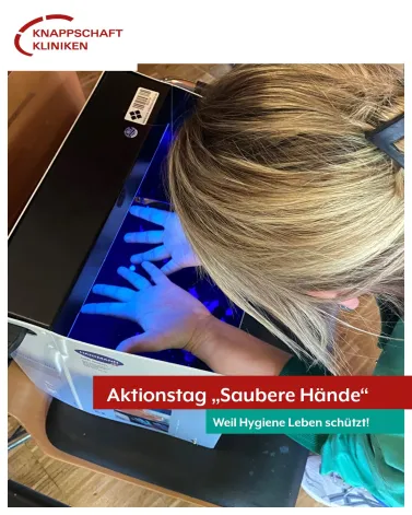 Wusstest du? ✋🤚Handschuhe schützen nicht automatisch und vor allem nicht vollständig vor Keimen🦠!

Bei der Arbeit im Krankenhaus sind Handschuhe wichtig – aber kein Freifahrtschein für nachlässige Händehygiene. Denn Handschuhe können und dürfen Mikroläsionen haben und sind damit durchlässig für Viren und Bakterien. Deshalb ist die zusätzliche Händedesinfektion zwingend notwendig.

Beim heutigen Aktionstag „Saubere Hände“ zeigt unser Hygieneteam den Beschäftigten in einem Selbsttest mit einer fluoreszierenden Flüssigkeit, dass Handschuhe durchlässig sein können und machen so darauf aufmerksam, wie wichtig Händedesinfektion vor und nach dem Tragen von Handschuhen ist. Zusätzlich liefert ein Quiz reichlich Hintergrundwissen und bietet neben der Chance auf einen kleinen Gewinn, vor allem zukünftig noch mehr Sicherheit in den Arbeitsabläufen. 

Das heutige Augenmerk auf den richtigen und gezielten Einsatz von Handschuhen hat weitere Gründe: 
Nachhaltigkeit - Handschuhe sind Einwegprodukte und produzieren eine Menge Müll!
Hautgesundheit – Das Tragen von Handschuhen stresst die Haut und kann zu Irritationen, Ausschlag und trockener Haut führen!

<a href='https://www.instagram.com/explore/tags/sauberehände/' target='_blank'>#sauberehände</a>  <a href='https://www.instagram.com/explore/tags/Krankenhaushygiene/' target='_blank'>#Krankenhaushygiene</a> <a href='https://www.instagram.com/explore/tags/kkbottrop/' target='_blank'>#kkbottrop</a>