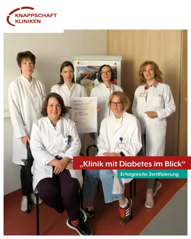 🏥 Mit Diabetes sicher versorgt – in den Knappschaft Kliniken Bottrop!

Menschen mit Diabetes brauchen im Krankenhaus eine besonders achtsame Behandlung – und genau die bekommen sie bei uns! 

👉 Zum wiederholten Mal wurde die Klinik für Angiologie und Diabetologie von der Deutschen Diabetes Gesellschaft (DDG) mit dem Qualitätssiegel „Klinik mit Diabetes im Blick“ ausgezeichnet.

Was das bedeutet?
✔ Speziell geschultes Pflegepersonal
✔ Diabetes-erfahrene Ärzteteams
✔ Klare Notfallpläne für Unter- & Überzuckerung
✔ Routinemäßige Blutzuckerkontrollen bei Aufnahme

🎯 So erkennen wir auch unentdeckte Diabetesfälle frühzeitig – für eine optimale und sichere Versorgung!

👩‍⚕️„Wir freuen uns über das Zertifikat der DDG als Bestätigung unseres Engagements für eine fachlich optimale Behandlung“, sagt Dr. Anke Mikalo, Chefärztin der Klinik für Angiologie und Diabetologie.

📷 Das Team des Diabeteszentrums (v.l.n.r.): Dr. Anke Mikalo (Chefärztin Angiologie), Nicole Schumann (ltd. Diabetesberaterin), Delia Vilvoi (Oberärztin und Leiterin Diabeteszentrum), Joanna Kaminski (Diabetesberaterin), Sylvia Weiß (Diabetesberaterin), Gülbahar Varol (Diabetesberaterin) 

<a href='https://www.instagram.com/explore/tags/Diabetes/' target='_blank'>#Diabetes</a> <a href='https://www.instagram.com/explore/tags/Krankenhaus/' target='_blank'>#Krankenhaus</a> <a href='https://www.instagram.com/explore/tags/KnappschaftKlinikenBottrop/' target='_blank'>#KnappschaftKlinikenBottrop</a> <a href='https://www.instagram.com/explore/tags/kkbottrop/' target='_blank'>#kkbottrop</a> <a href='https://www.instagram.com/explore/tags/DDG/' target='_blank'>#DDG</a> <a href='https://www.instagram.com/explore/tags/DiabetesKompetenz/' target='_blank'>#DiabetesKompetenz</a> <a href='https://www.instagram.com/explore/tags/SichereBehandlung/' target='_blank'>#SichereBehandlung</a> <a href='https://www.instagram.com/explore/tags/Zertifiziert/' target='_blank'>#Zertifiziert</a> <a href='https://www.instagram.com/explore/tags/Gesundheit/' target='_blank'>#Gesundheit</a>