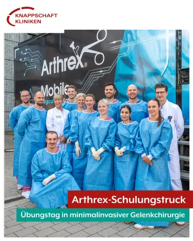 Einen Tag im Zeichen der minimalinvasiven Gelenkchirurgie für die Klinik für Unfallchirurgie und Orthopädie: Mit Unterstützung des Schulungs-LKWs der <a href='https://www.instagram.com/_u/arthrex_gmbh/' target='_blank'>@arthrex_gmbh</a> konnte das Team einen Tag lang an zwei eingebauten Schulungs-OP-Plätzen modernste Operationsverfahren im Bereich der Sporttraumatologie durchführen und so das Know-how in diesem Gebiet im gesamten Team erweitern 🤓

Hier wurden zum Beispiel arthroskopische Verfahren an Schulter- und Kniegelenk sowie die Wiederherstellung nach Sehnenrissen am Sprunggelenk und an der Hand mit hochspezialisierten Verfahren trainiert 👩‍⚕️🦵

<a href='https://www.instagram.com/explore/tags/KnappschaftKliniken/' target='_blank'>#KnappschaftKliniken</a> <a href='https://www.instagram.com/explore/tags/Universitätsklinikum/' target='_blank'>#Universitätsklinikum</a> <a href='https://www.instagram.com/explore/tags/Bochum/' target='_blank'>#Bochum</a> <a href='https://www.instagram.com/explore/tags/Unfallchirurgie/' target='_blank'>#Unfallchirurgie</a> <a href='https://www.instagram.com/explore/tags/Orthopädie/' target='_blank'>#Orthopädie</a> <a href='https://www.instagram.com/explore/tags/minimalinvasiv/' target='_blank'>#minimalinvasiv</a> <a href='https://www.instagram.com/explore/tags/Gelenkchirurgie/' target='_blank'>#Gelenkchirurgie</a>