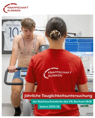 ⚽️ Die Nachwuchstalente des <a href='https://www.instagram.com/_u/vflbochum1848/' target='_blank'>@vflbochum1848</a>.official aus dem <a href='https://www.instagram.com/_u/talentwerk_1848/' target='_blank'>@talentwerk_1848</a> waren auch in diesem Jahr zur jährlichen Tauglichkeitsuntersuchung in unserem Krankenhaus. Die orthopädischen und internistischen Untersuchungen erfolgen im Rahmen der DFB-Richtlinien und sind ein fester Bestandteil der medizinischen Betreuung der Nachwuchsspieler.

🔝 Die Untersuchungen starteten am Montag und markierten damit den Beginn der Vorbereitungsphase für die neue Spielzeit 2025/26. Den Auftakt machte in diesem Jahr die U21, die nach einer erfolgreichen Saison den Aufstieg in die Regionalliga West feiern konnte.

🔬 Im Rahmen der erweiterten Diagnostik wurde dieses Jahr das bestehende Untersuchungsspektrum beispielsweise um gezielte Laborparameter ergänzt. Daneben zählen auch apparative Untersuchungen wie EKG und Belastungstests auf dem Ergometer zur Tauglichkeitsuntersuchung. 

👨‍⚕️ „Durch die enge, kontinuierlich und saisonübergreifend Betreuung haben wir zudem ein tiefes Verständnis für die individuelle Entwicklung der Spieler gewonnen und sehen wie wichtig langfristige medizinische Begleitung ist – denn wir kennen nicht nur die Spieler, sondern auch deren Verletzungsgeschichte “, so Mark Sandfort, Facharzt für Orthopädie und Unfallchirurgie und Mannschaftsarzt der U21 und U19. Unterstütz wird das Team von Dr. Nadine Pudlik und Thomas Szabo, welche auch über die Saison fest in der Talentwerkbetreuung eingebunden sind. 

🏥 „Wir freuen uns, die Tauglichkeitsuntersuchungen auch in diesem Jahr gemeinsam mit der internistischen Klinik unter der Leitung von Prof. Dr. Ali Canbay und der kardiologischen Klinik von Priv.-Doz. Dr. P. C. Patsalis durchführen zu können. Damit stehen unseren Nachwuchssportlern ausgewiesene Experten auf diesem Gebiet zur Seite“, erklärt Dr. Ghani Hilal, Facharzt für Orthopädie und Unfallchirurgie sowie Mannschaftsarzt des VfL Bochum 1848.

💪 Wir wünschen allen Mannschaften des Talentwerks eine verletzungsfreie und erfolgreiche Saison 2025/26!

<a href='https://www.instagram.com/explore/tags/KnappschaftKliniken/' target='_blank'>#KnappschaftKliniken</a> <a href='https://www.instagram.com/explore/tags/Universitätsklinikum/' target='_blank'>#Universitätsklinikum</a> <a href='https://www.instagram.com/explore/tags/Bochum/' target='_blank'>#Bochum</a> <a href='https://www.instagram.com/explore/tags/VfLBochum1848/' target='_blank'>#VfLBochum1848</a> <a href='https://www.instagram.com/explore/tags/Talentwerk/' target='_blank'>#Talentwerk</a>
