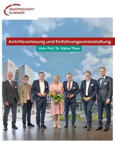 👨‍⚕️ Neuer Klinikdirektor der Klinik für Neurochirurgie: Am Mittwoch der vergangenen Woche wurde Prof. Dr. Niklas Thon offiziell an den Knappschaft Kliniken Universitätsklinikum Bochum begrüßt – über 100 Gäste kamen zu seiner Antrittsvorlesung. 
 
🧠 Mit der Übernahme der Klinik für Neurochirurgie ist Prof. Dr. Niklas Thon in große Fußstapfen getreten: 1946 gründete Prof. Dr. Wilhelm Tönnies – der Vater der deutschen Neurochirurgie – die erste neurochirurgische Abteilung im Knappschaftskrankenhaus Bochum-Langendreer, wie es damals noch hieß. 

💪 Dieses historische Erbe ließ auch Prof. Thon in seiner Antrittsvorlesung anklingen: Von der Wiege der Neurochirurgie zur molekularen Präzisionschirurgie nahm er die Gäste seines Abends mit auf eine Reise durch die Entwicklung der neurochirurgischen Praxis in den letzten Jahrzehnten. „Wir verbinden hier das Beste aus Tradition und Fortschritt“, so Prof. Thon und zielte damit auch auf die tiefe Verwurzelung in der Universitätsmedizin der Ruhr-Universität Bochum und dem Verbund der Knappschaft Kliniken ab. „Dieses Krankenhaus hat sich vom Grundversorger zum universitären Maximalversorger auf Spitzenniveau weiterentwickelt. Mein Ziel ist es, die Klinik für Neurochirurgie auf diesem großartigen medizinischen wie wissenschaftlichen Niveau weiter auszubauen“, so der Klinikdirektor.

<a href='https://www.instagram.com/explore/tags/KnappschaftKliniken/' target='_blank'>#KnappschaftKliniken</a> <a href='https://www.instagram.com/explore/tags/Universitätsklinikum/' target='_blank'>#Universitätsklinikum</a> <a href='https://www.instagram.com/explore/tags/Bochum/' target='_blank'>#Bochum</a> <a href='https://www.instagram.com/explore/tags/Neurochirurgie/' target='_blank'>#Neurochirurgie</a> <a href='https://www.instagram.com/explore/tags/Antrittsvorlesung/' target='_blank'>#Antrittsvorlesung</a>