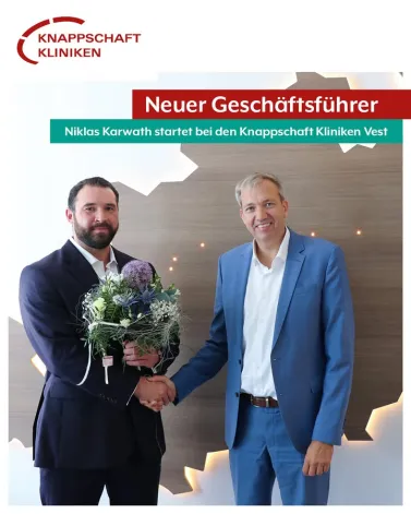 Die Knappschaft Kliniken Vest GmbH begrüßt mit Niklas Karwath einen erfahrenen Geschäftsführer, der seit dem 1. Juli 2025 die Führung und Weiterentwicklung der beiden Standorte – Knappschaft Kliniken Recklinghausen und Paracelsus Marl – gemeinsam mit Hauptgeschäftsführer Jonas Wintz übernimmt.

„Für mich ist die neue Aufgabe eine Rückkehr in die Heimat – und genau das hat den Ausschlag gegeben. Ich freue mich sehr darauf, mich dort, wo meine Wurzeln liegen, aktiv für eine moderne und zukunftsfähige Gesundheitsversorgung einzusetzen. Die Knappschaft Kliniken Vest sind in der Region tief verankert und bieten mit ihrem Leistungsspektrum eine hervorragende Grundlage, um innovative Versorgungsansätze weiterzuentwickeln. Es ist mir ein persönliches Anliegen, gemeinsam mit den Mitarbeitenden die medizinische Qualität zu stärken und das Haus strategisch weiterzuentwickeln“, erklärt Niklas Karwath.

Niklas Karwath kann auf mehrere Jahre Erfahrung im Klinikmanagement zurückblicken. Zuletzt war er als Kaufmännische Leitung der Helios Kliniken Wiesbaden-Taunus tätig, wo er zwei Kliniken mit insgesamt 240 Betten sowie sechs Medizinischen Versorgungszentren (MVZ) leitete.

„Mit Niklas Karwath gewinnen wir einen äußerst kompetenten und zukunftsorientierten Geschäftsführer, der sowohl über fundierte Erfahrung im Klinikbetrieb als auch eine klare Vision für die Weiterentwicklung von Gesundheitseinrichtungen verfügt. Wir sind überzeugt, dass seine Expertise und sein Führungsstil hervorragend zum Verbund der Knappschaft Kliniken passen.“, sagt Andreas Schlüter, Erster Hauptgeschäftsführer (CEO) der Knappschaft Kliniken GmbH.

Auch Jonas Wintz, Hauptgeschäftsführer der Knappschaft Kliniken Vest GmbH, freut sich auf die Zusammenarbeit: „Niklas Karwath bringt nicht nur exzellente fachliche Qualifikationen mit, sondern hat bewiesen, dass er in herausfordernden Situationen den richtigen Kurs findet.“

Bürgermeister Werner Arndt ergänzt: Wir heißen Niklas Karwath willkommen und freuen uns auf die Zusammenarbeit sowie die Aufgaben, die wir in Zukunft gemeinsam angehen. Dabei wird der Aufbau der neuen Kinderklinik in Marl zukunftsweisend für den Standort und für unsere Stadt sein.“