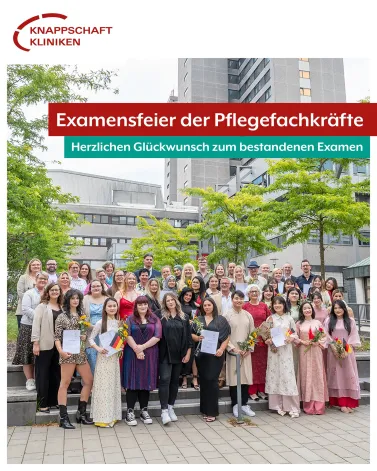 Letzte Woche konnten wir wieder Examen feiern! Die Absolventinnen und Absolventen aus den Knappschaft Kliniken Universitätsklinikum Bochum und den <a href='https://www.instagram.com/_u/kkliniken/' target='_blank'>@kkliniken</a>.westfalen haben ihre dreijährige Ausbildung zur Pflegefachfrau bzw. zum Pflegefachmann erfolgreich absolviert und konnten nun ihren Abschluss feiern. Wir gratulieren ganz herzlich! 🎉 

25 neue Pflegefachkräfte werden nach der Ausbildung in den Knappschaft Kliniken Universitätsklinikum Bochum oder Westfalen bleiben und unsere Pflegebereiche in Zukunft tatkräftig unterstützen. Darüber freuen wir uns sehr und wir sagen noch einmal: Willkommen im Team! 🙌

<a href='https://www.instagram.com/explore/tags/KnappschaftKliniken/' target='_blank'>#KnappschaftKliniken</a> <a href='https://www.instagram.com/explore/tags/Universitäsklinikum/' target='_blank'>#Universitäsklinikum</a> <a href='https://www.instagram.com/explore/tags/Bochum/' target='_blank'>#Bochum</a> <a href='https://www.instagram.com/explore/tags/Westfalen/' target='_blank'>#Westfalen</a> <a href='https://www.instagram.com/explore/tags/KnappschaftKlinikenAkademie/' target='_blank'>#KnappschaftKlinikenAkademie</a> <a href='https://www.instagram.com/explore/tags/Pflegefachfrau/' target='_blank'>#Pflegefachfrau</a> <a href='https://www.instagram.com/explore/tags/Pflegefachmann/' target='_blank'>#Pflegefachmann</a> <a href='https://www.instagram.com/explore/tags/Abschluss/' target='_blank'>#Abschluss</a> <a href='https://www.instagram.com/explore/tags/Pflege/' target='_blank'>#Pflege</a>