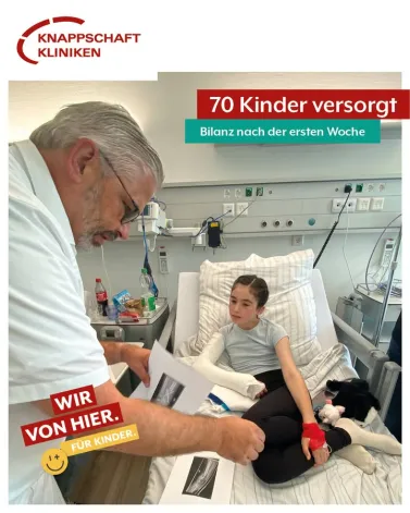 Dank unseres engagierten Teams, bestehend aus pädiatrischen Fachärzten, Notärzten, Assistenzärzten, Pflegefachkräften und Medizinischen Fachangestellten (MFA), können in den Knappschaft Kliniken Paracelsus Marl seit Anfang August erstmals Kinder aus Marl und Umgebung medizinisch versorgt werden. 

Bereits am 1. August haben die ersten Patientinnen und Patienten unsere Kinderklinik aufgesucht. Am gestrigen Freitag, eine Woche später, haben wir Bilanz gezogen: Genau 70 junge Patientinnen und Patienten sind seit Start der Kinderklinik bei uns behandelt worden. Rund zehn Kinder suchen jeden Tag die Kinderklinik Marl auf und werden in der Regel ambulant behandelt. Sechs stationäre Aufnahmen verzeichneten wir am Freitagmorgen. Das zeigt uns: Unser neues Versorgungsangebot wird sehr gut angenommen.

Auf diesem Foto zeigt Dr. Stefan Schüßler, Chefarzt der Notaufnahme, unserer stationären Patientin Yade (10) ein Röntgenbild ihres gebrochenen Unterarms.

Grundsätzlich können alle gesetzlich sowie privat versicherten Patienten vom Neugeborenenalter bis zum vollendeten 18. Lebensjahr in der Kinderklinik Marl behandelt werden. Für geplante Eingriffe und Untersuchungen ist eine Einweisung durch einen niedergelassenen Arzt erforderlich. Im Notfall können Eltern mit ihren Kindern ohne Einweisung oder Überweisung in unsere Zentrale Notaufnahme kommen und werden dort schnellstmöglich versorgt.

<a href='https://www.facebook.com/watch/hashtag/knappschaftklinikenparacelsusmarl' target='_blank'>#knappschaftklinikenparacelsusmarl</a> <a href='https://www.facebook.com/watch/hashtag/knappschaftkliniken' target='_blank'>#knappschaftkliniken</a> <a href='https://www.facebook.com/watch/hashtag/kinderklinikmarl' target='_blank'>#kinderklinikmarl</a> <a href='https://www.facebook.com/watch/hashtag/kinderklinik' target='_blank'>#kinderklinik</a> <a href='https://www.facebook.com/watch/hashtag/kinderundjugendmedizin' target='_blank'>#kinderundjugendmedizin</a> <a href='https://www.facebook.com/watch/hashtag/kinder' target='_blank'>#kinder</a> <a href='https://www.facebook.com/watch/hashtag/notfall' target='_blank'>#notfall</a> <a href='https://www.facebook.com/watch/hashtag/notaufnahme' target='_blank'>#notaufnahme</a> <a href='https://www.facebook.com/watch/hashtag/kindernotaufnahme' target='_blank'>#kindernotaufnahme</a> <a href='https://www.facebook.com/watch/hashtag/einewochekinderklinik' target='_blank'>#einewochekinderklinik</a>