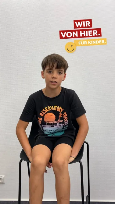 In unserer Videoserie <a href='https://www.instagram.com/explore/tags/MedizinKinderleicht/' target='_blank'>#MedizinKinderleicht</a> sind die Kinder unserer Mitarbeiterinnen und Mitarbeiter die Hauptakteure.

In mehreren Folgen beantworten sie uns auf charmante und kindliche Art und Weise Fragen rund um das Thema Medizin, Gesundheit und Krankenhauswesen.

In dieser Woche kehrt der Sommer zurück. Die Temperaturen sollen die 30-Grad-Marke überschreiten. Aus diesem Grund ist das Thema Sonnenschutz wichtiger denn je. 🌞

Wir haben die Kinder daher gefragt, wie man sich am besten vor der Sonneneinstrahlung schützt und sehr gute Antworten bekommen. 🌞

<a href='https://www.instagram.com/explore/tags/MedizinKinderleicht/' target='_blank'>#MedizinKinderleicht</a>
<a href='https://www.instagram.com/explore/tags/knappschaftklinikenparacelsusmarl/' target='_blank'>#knappschaftklinikenparacelsusmarl</a>
<a href='https://www.instagram.com/explore/tags/knappschaftkliniken/' target='_blank'>#knappschaftkliniken</a> <a href='https://www.instagram.com/explore/tags/knappschaftklinikenrecklinghausen/' target='_blank'>#knappschaftklinikenrecklinghausen</a> <a href='https://www.instagram.com/explore/tags/kinderklinikmarl/' target='_blank'>#kinderklinikmarl</a> <a href='https://www.instagram.com/explore/tags/kinderklinik/' target='_blank'>#kinderklinik</a> <a href='https://www.instagram.com/explore/tags/paediatrie/' target='_blank'>#paediatrie</a> <a href='https://www.instagram.com/explore/tags/kinderundjugendmedizin/' target='_blank'>#kinderundjugendmedizin</a> <a href='https://www.instagram.com/explore/tags/kinder/' target='_blank'>#kinder</a> <a href='https://www.instagram.com/explore/tags/notfall/' target='_blank'>#notfall</a> <a href='https://www.instagram.com/explore/tags/notaufnahme/' target='_blank'>#notaufnahme</a>
<a href='https://www.instagram.com/explore/tags/kindernotaufnahme/' target='_blank'>#kindernotaufnahme</a>