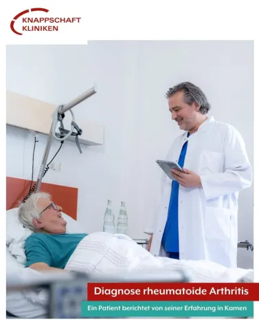 Dieter Huesmann bemerkte am Wochenende plötzlich eine Schwellung in seinen Fingergelenken. Die Schmerzen waren so stark, dass er nicht mehr selbst Auto fahren konnte und von einem Freund in die Notaufnahme der Knappschaft Kliniken Kamen gebracht werden musste. Dort erhielt er die 𝐃𝐢𝐚𝐠𝐧𝐨𝐬𝐞 𝐫𝐡𝐞𝐮𝐦𝐚𝐭𝐨𝐢𝐝𝐞 𝐀𝐫𝐭𝐡𝐫𝐢𝐭𝐢𝐬.

𝐖𝐚𝐬 𝐢𝐬𝐭 𝐫𝐡𝐞𝐮𝐦𝐚𝐭𝐨𝐢𝐝𝐞 𝐀𝐫𝐭𝐡𝐫𝐢𝐭𝐢𝐬?

Es handelt sich um eine entzündlich-rheumatische Systemerkrankung, bei der das Immunsystem fehlgeleitet das eigene Gewebe angreift, insbesondere die Gelenkkapsel. Dadurch entstehen Entzündungen, die starke Schmerzen, Schwellungen und Bewegungseinschränkungen verursachen können. Einfach erklärt greift bei dieser Krankheit das Immunsystem die eigenen Gelenke an. Die Gelenke werden schmerzhaft, dick und steif, und den Betroffenen fällt es schwer, sich zu bewegen und können selbst einfache Tätigkeiten aufgrund ihrer eingeschränkten Handkraft nicht mehr verrichten.
Herr Huesmann berichtet, dass er zunächst gar nicht an Rheuma gedacht hatte. Die Diagnose brachte ihm jedoch auch Erleichterung, da er nun wusste, was mit ihm los war. 

Unser Chefarzt für Rheumatologie und Klinische Immunologie der Knappschaft Kliniken Kamen, Prof. Meyer-Olson, übernahm die Behandlung von Dieter Huesmann. Initial wurde er aufgrund der ausgeprägten Symptomatik übergangsweise mit Cortison behandelt, was eine deutliche Besserung brachte. Weiterhin begann er sofort eine Basistherapie mit wöchentlichen Methotrexat-Spritzen. 

Bei Aufnahme in das Krankenhaus konnte er seine Hände kaum bewegen; selbst einfache Tätigkeiten wie Essen oder das Halten einer Kaffeetasse wurden zu großen Herausforderungen. Die Gelenke fühlten sich steif und geschwollen an, als wäre sein Körper über Nacht in einen Schraubstock gespannt. 

Nach ein paar Tagen sind die Schwellungen an den Händen bereits deutlich zurückgegangen und die Schmerzen spürbar gelindert. Herr Huesmann muss nun noch einige Tage unter Beobachtung in Kamen bleiben, um sicherzugehen, dass die Basistherapie bei ihm problemlos wirkt. 
Danach wird die Therapie ambulant fortgesetzt.