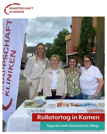 𝟕. 𝐊𝐚𝐦𝐞𝐧𝐞𝐫 𝐑𝐨𝐥𝐥𝐚𝐭𝐨𝐫𝐭𝐚𝐠: 𝐆𝐞𝐦𝐞𝐢𝐧𝐬𝐚𝐦 𝐟ü𝐫 𝐌𝐨𝐛𝐢𝐥𝐢𝐭ä𝐭 𝐢𝐦 𝐀𝐥𝐭𝐞𝐫 🦽

Am 4. September fand auf dem Rathausplatz in Kamen bereits zum 7. Mal der Rollatortag statt und auch wir waren wieder mit dabei.👍

An unserem Stand berieten Mareike Frank, Judith Venne und Marta Daniela de Paiva Oliveira aus der Familialen Pflege gemeinsam mit unseren Praxisanleitern zu einem Thema, das viele Seniorinnen und Senioren bewegt: Sicher mobil bleiben. 
Von der richtigen Einstellung des Rollators bis zur Vorbeugung von Stürzen gab es praktische Tipps für mehr Sicherheit im Alltag.✔️

Auch unsere Krankenhausleiterin der Knappschaft Kliniken Kamen Johanna Nijhof war vor Ort und nutzte die Gelegenheit, mit Bürgerinnen und Bürgern ins Gespräch zu kommen. 🤝